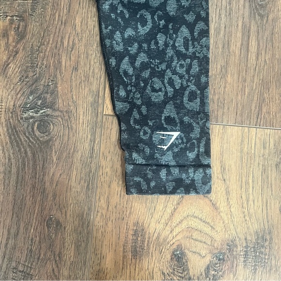 Gym Shark Women's Black Gray Animal Print Compression Leggings Size Medium - Picture 3 of 7